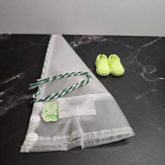 White Raincoat for Labubu with Keroppi Patch - Picture 3 of 3